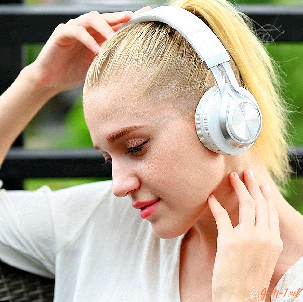 Hur man lyssnar på musik via ett Bluetooth-headset