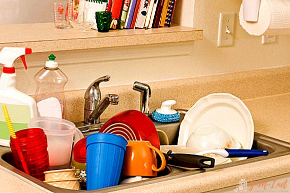 ¿Cómo lavar los platos en agua fría?