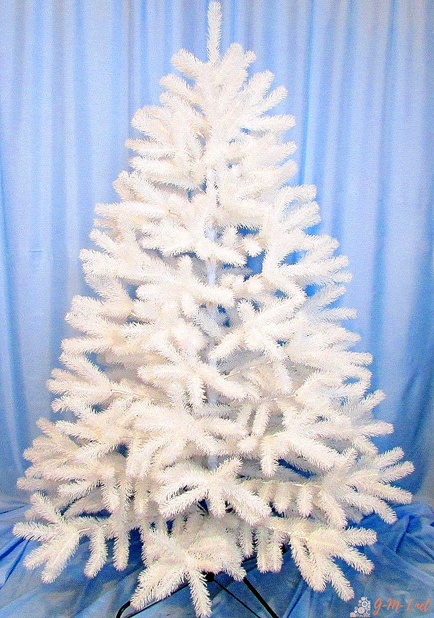Wie man einen künstlichen Weihnachtsbaum in Weiß malt