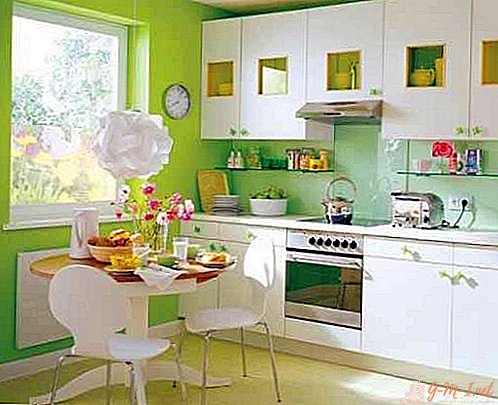De kleur van de muren in de keuken met een witte set