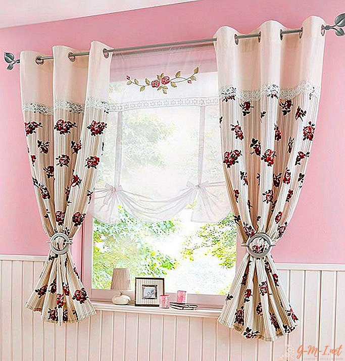 Design de cortinas curtas para um quarto com uma foto