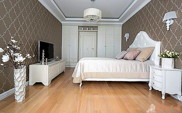 Dormitorio de diseño con muebles blancos.