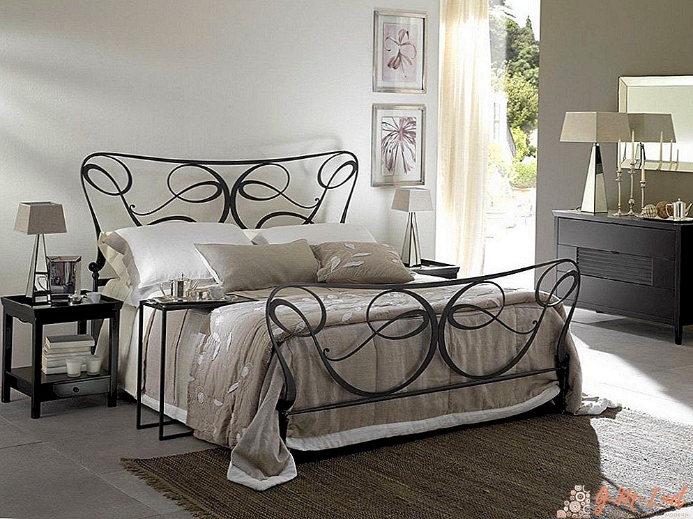 Dormitorio de diseño con cama de hierro forjado.