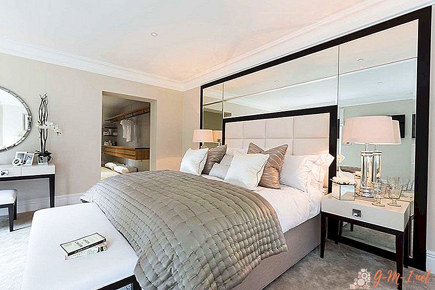 Design of a bedroom with mirrors