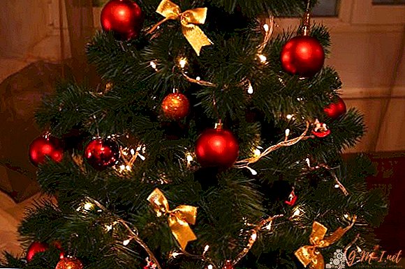 شجرة عيد الميلاد في نمط الأحمر والذهبي