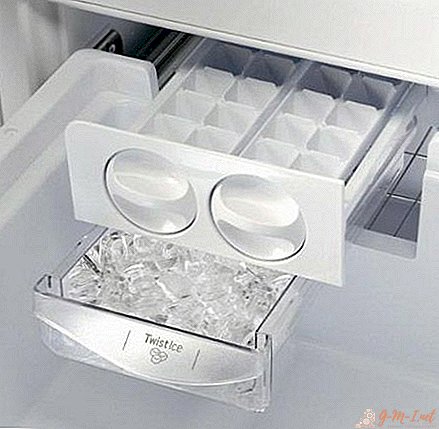 Máquina de gelo na geladeira