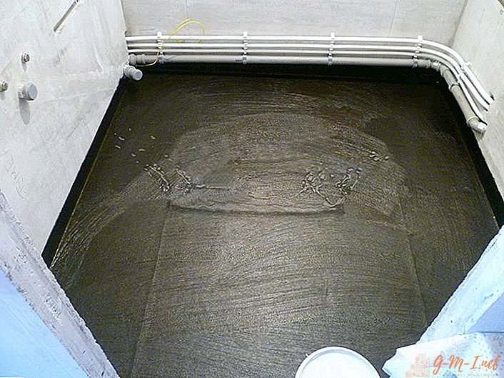 Impermeabilizando o chão no banheiro sob o ladrilho