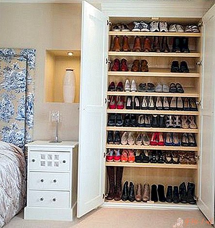 Shoe storage in the closet