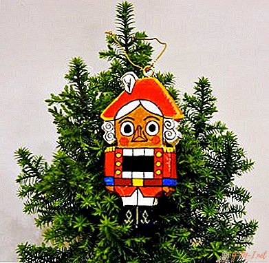 Brinquedo do quebra-nozes do-it-yourself em uma árvore de Natal