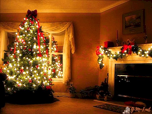 Wie man eine Girlande wunderschön an einen Weihnachtsbaum hängt