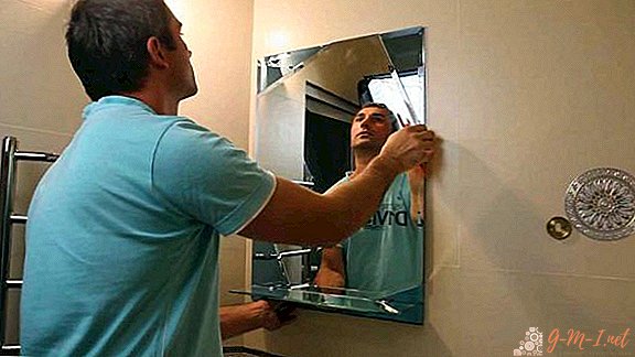 كيفية التمسك مرآة على المرآة