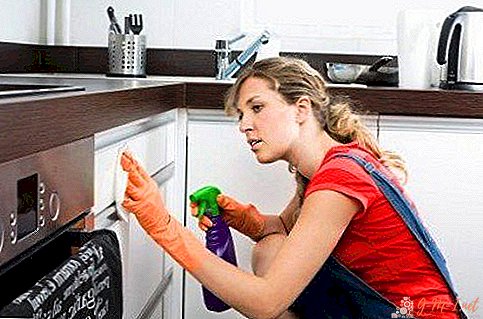 Hoe een keukenset van vet te wassen