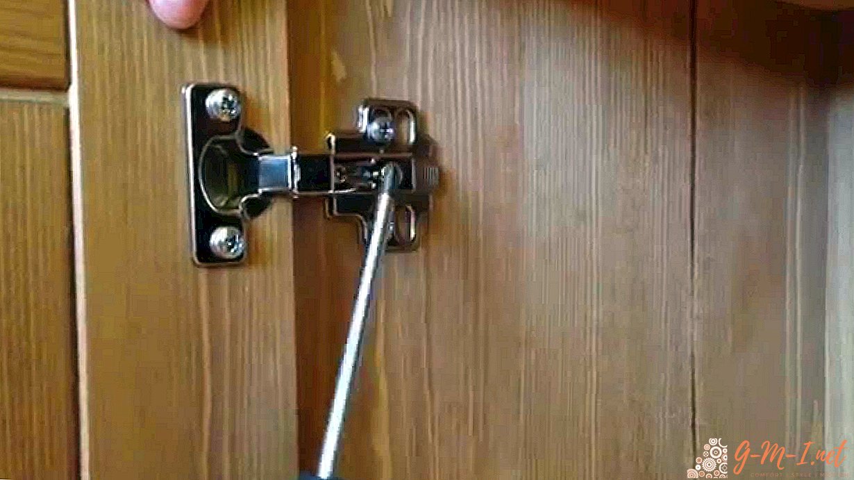 Comment réparer une porte d'armoire si les charnières sont déchirées