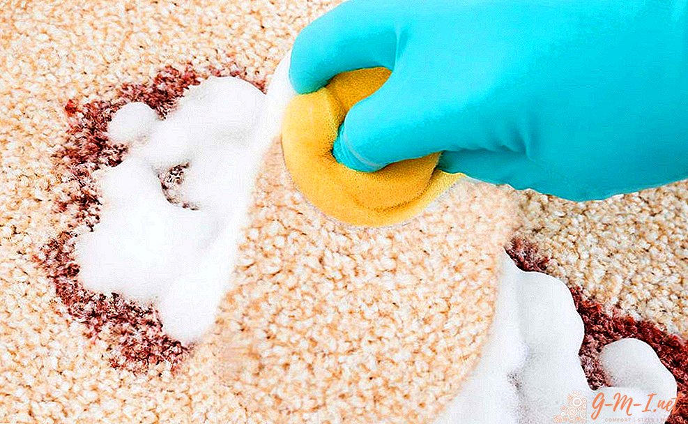 Hvordan rengjøre et hvitt teppe