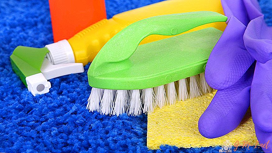 Hoe een tapijt schoon te maken zonder een stofzuiger