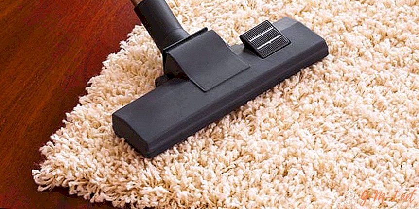 Como limpar um carpete comprido