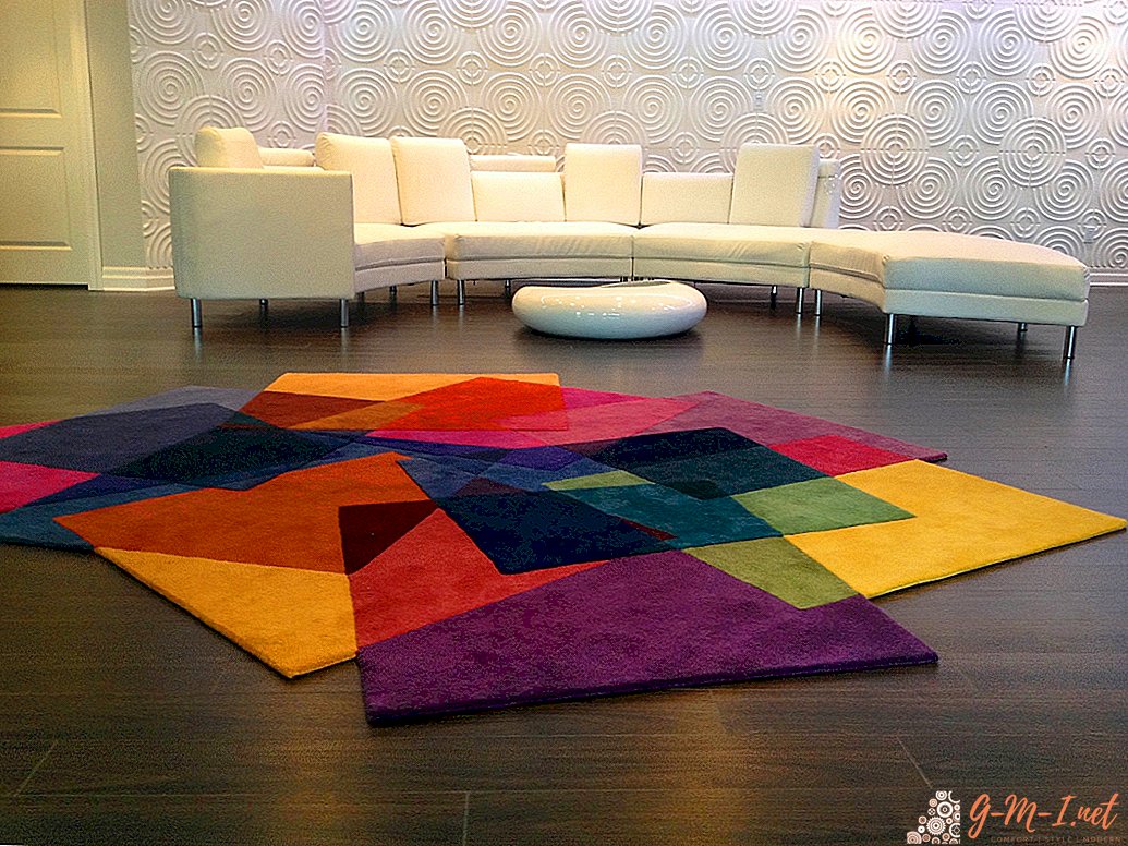 Cómo elegir una alfombra en la sala de estar por color
