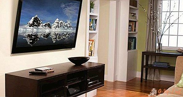 Como pendurar uma TV sem um suporte na parede