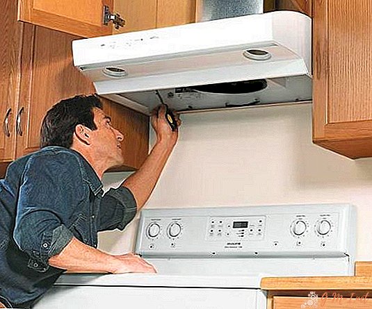 How to properly position the outlet under the hood in the kitchen