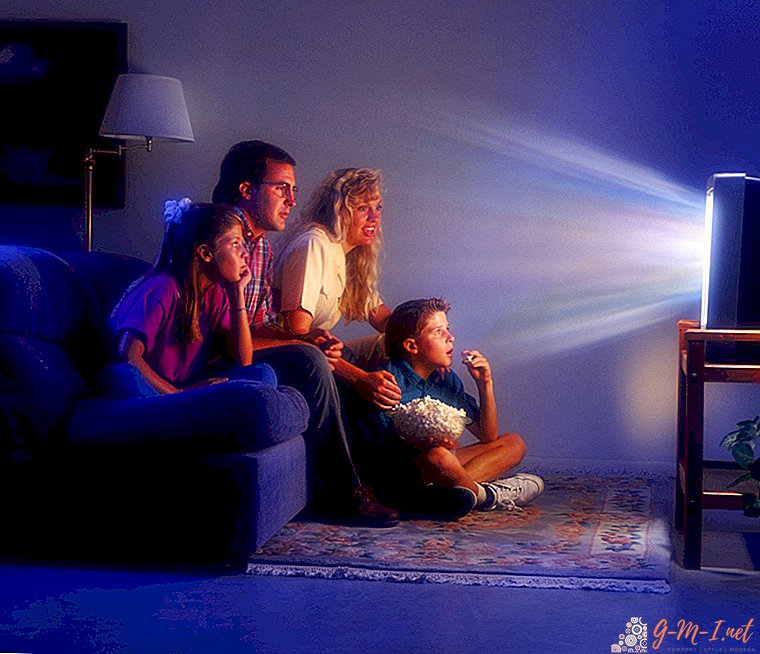 Comment regarder la télévision: à la lumière allumée ou dans le noir