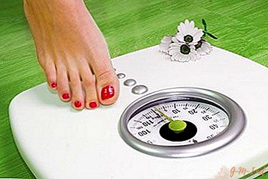 How to properly weigh on electronic floor scales