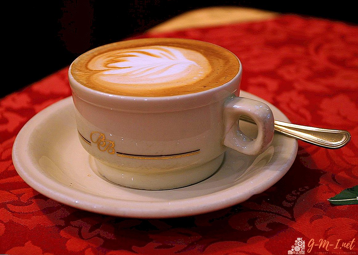 Wie man einen Cappuccino in einer Kaffeemaschine macht