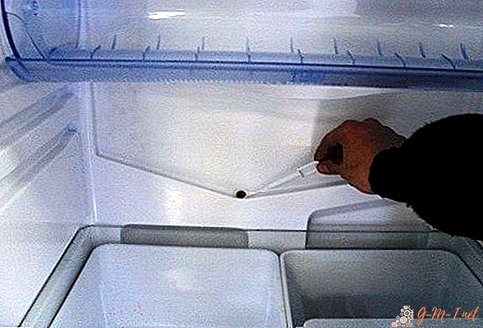 Cum curățați gaura de scurgere din frigider