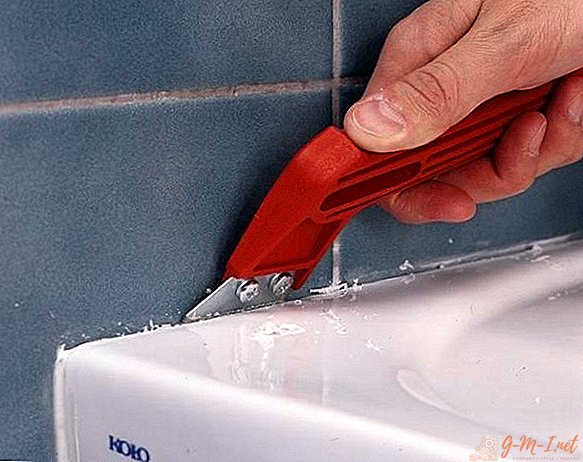 How to remove sealant from a bathtub at home