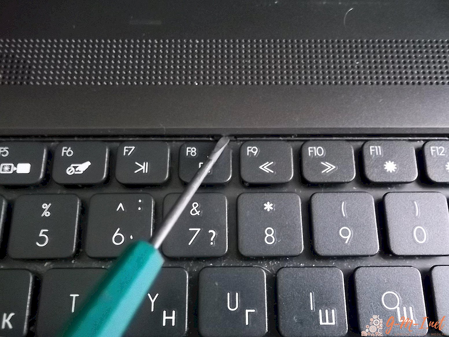 So entfernen Sie eine Tastatur von einem Laptop