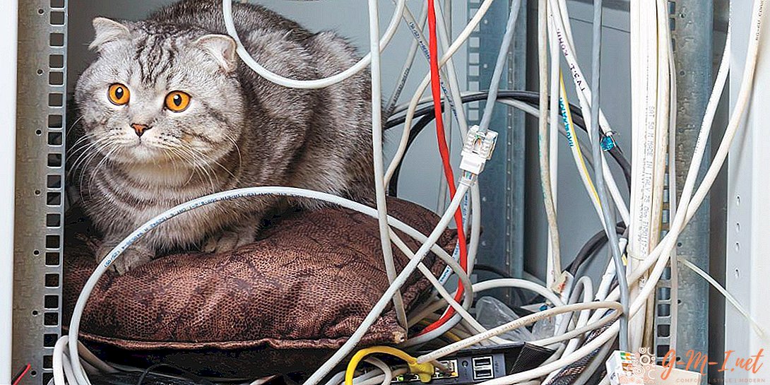 Cómo ocultar cables de una computadora debajo de una mesa