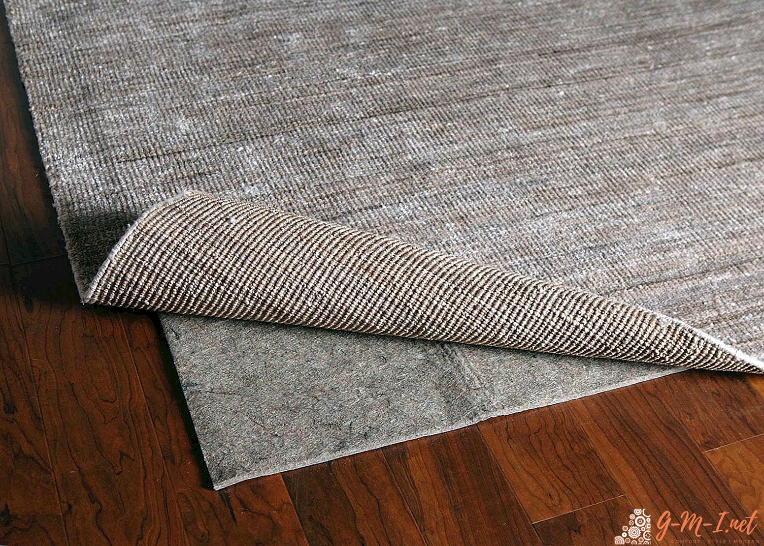 How to lay a carpet on a wooden floor