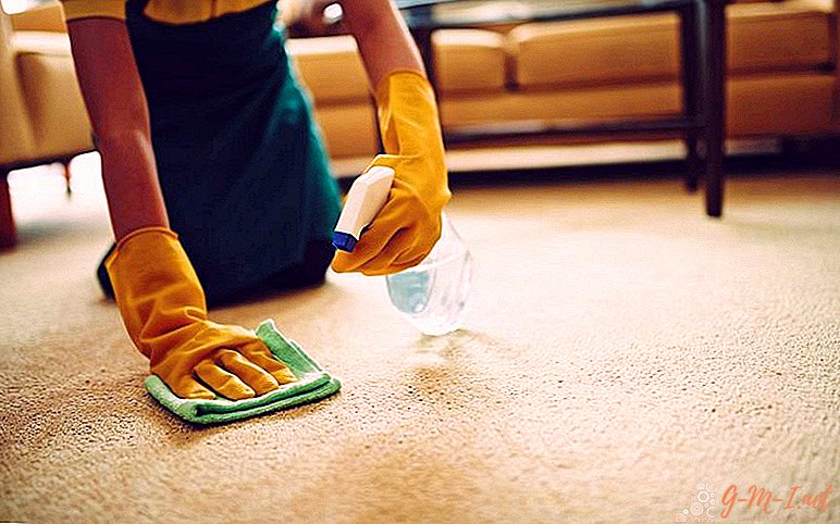 Hur man tar bort lukten från mattan