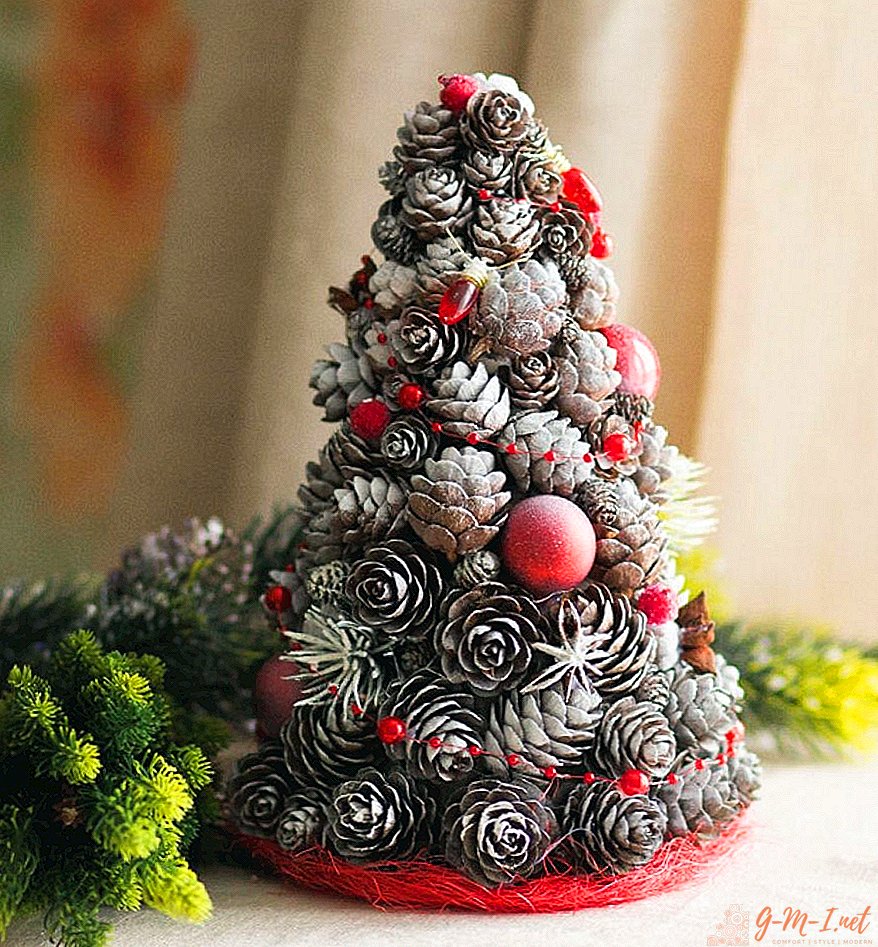 How to decorate a Christmas tree from cones