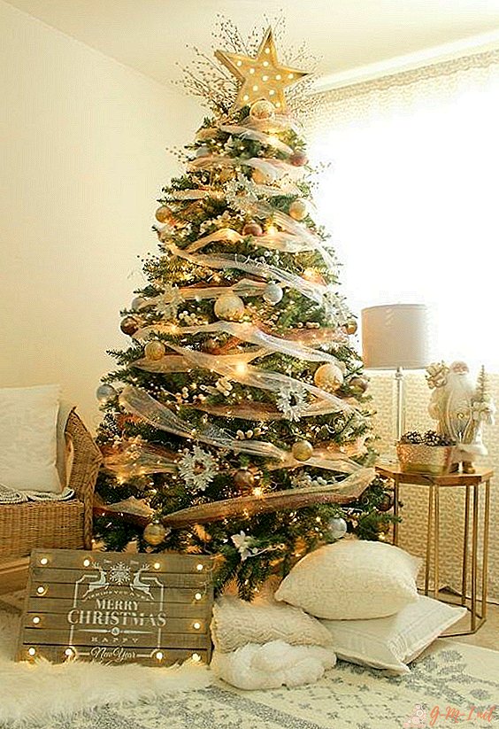 How to decorate a Christmas tree in gold color with a photo