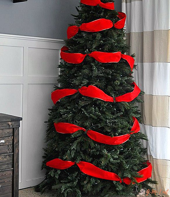 Wie man einen Weihnachtsbaum mit Bändern schmückt