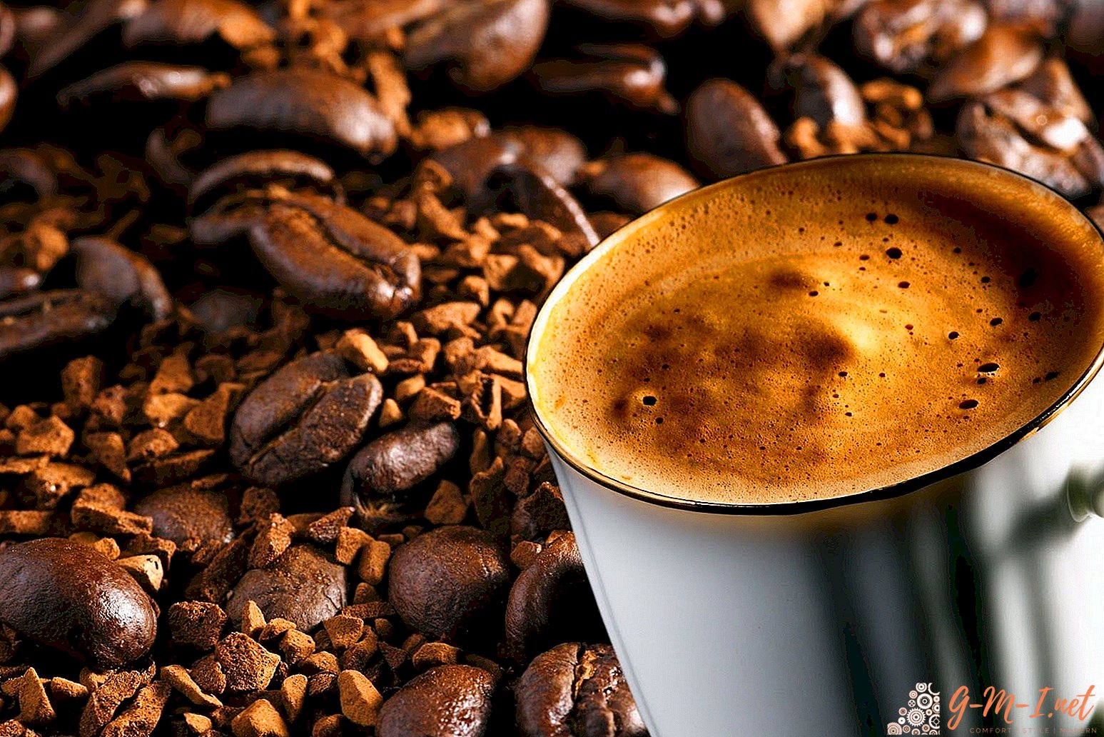 Wie man Kaffee in einer Kaffeemaschine brüht