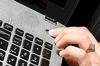 Een laptop inschakelen zonder een aan / uit-knop
