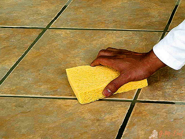 How to wipe seams on tiles on the floor