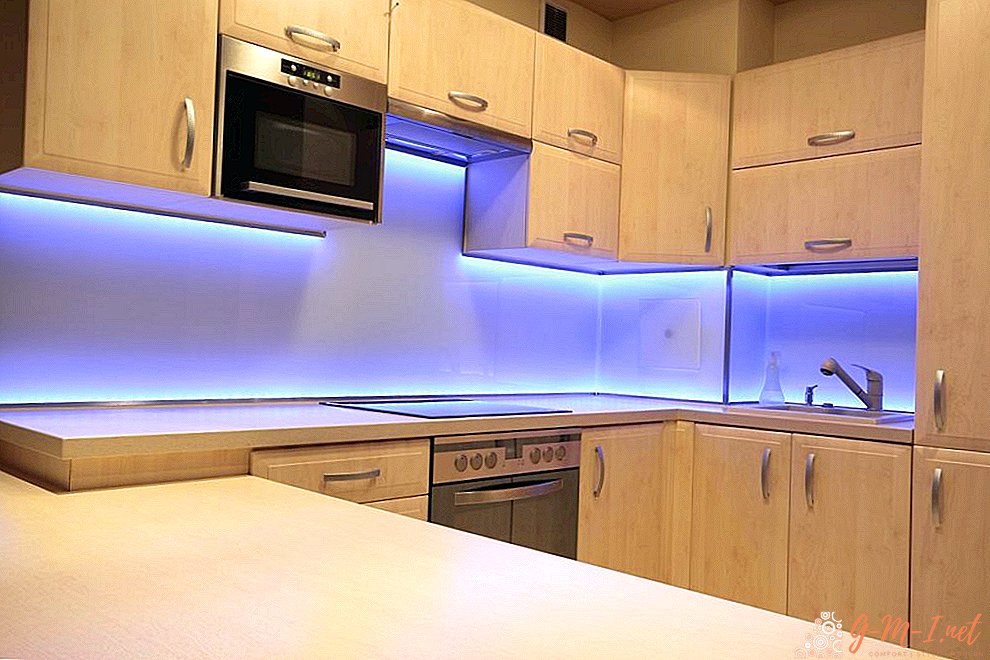 Installation des LED-Streifens in der Küche unter den Schränken