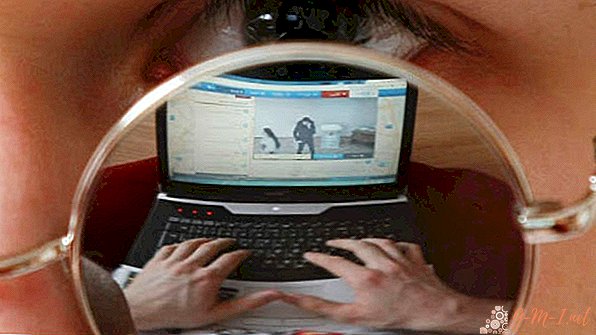 É possível observar secretamente uma pessoa através de uma webcam