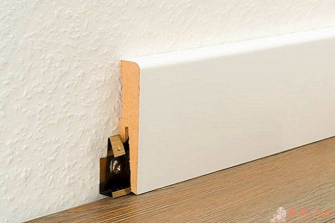 Do you need a skirting board behind a kitchen set