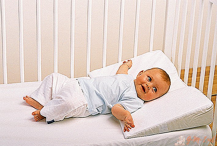 Ali novorojenček potrebuje blazino v posteljici