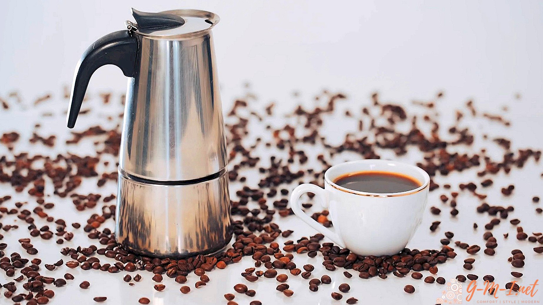 Atšķirības starp ceratoniju, pilienu un geizeru kafijas vārītājiem