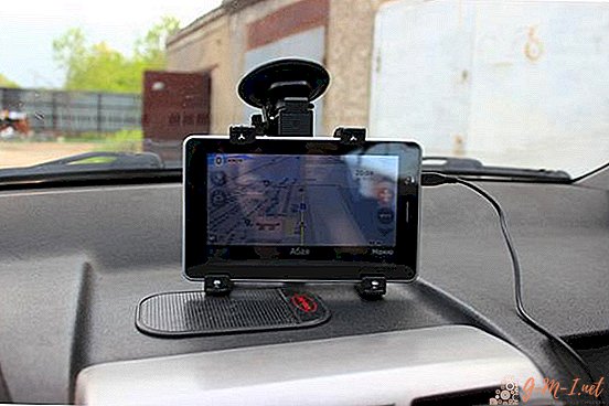 Ein Tablet als Navigator in einem Auto, das besser ist