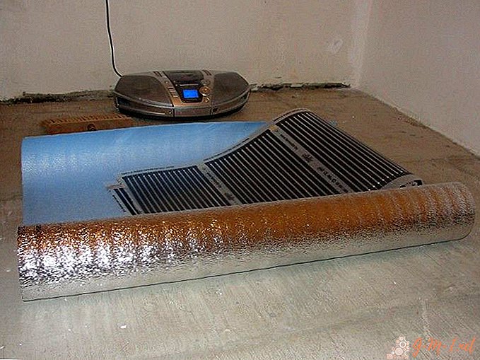 Aquecimento por piso radiante de filme: instalação sob linóleo