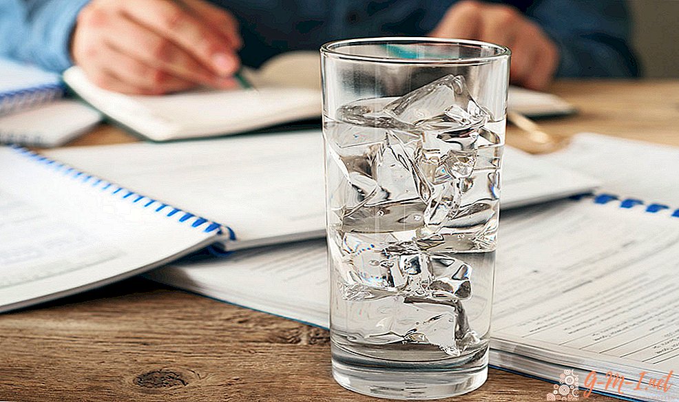 Why is a glass of water needed on the desktop?