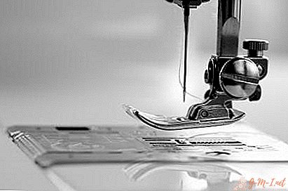 ¿Por qué la máquina de coser se salta puntadas?