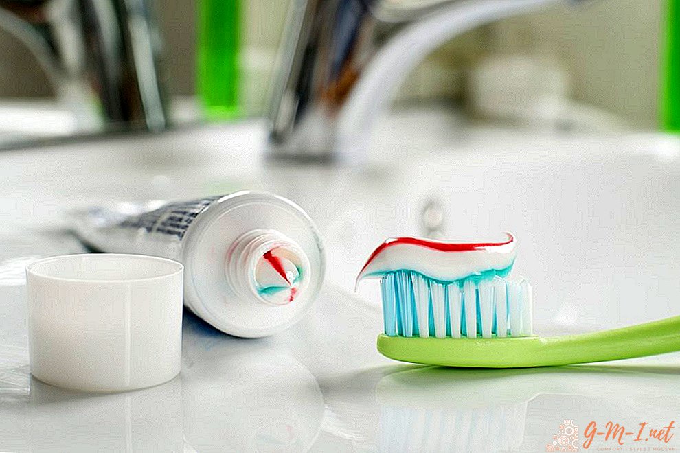 Por que é melhor escovar o banho com pasta de dente?