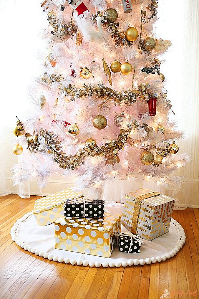 Soporte de árbol de Navidad hecho de materiales improvisados.
