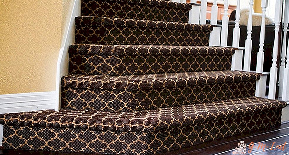 Die Treppe mit Teppich bedecken